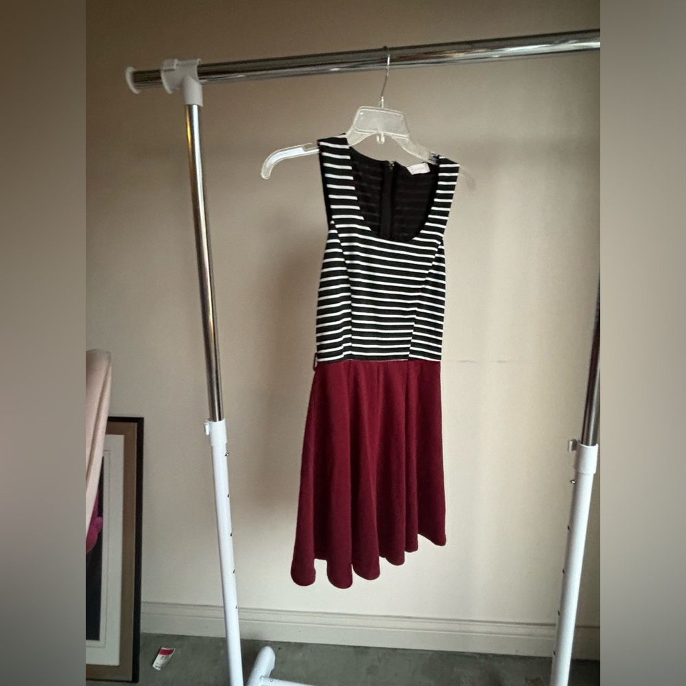 Black/white/red short dress